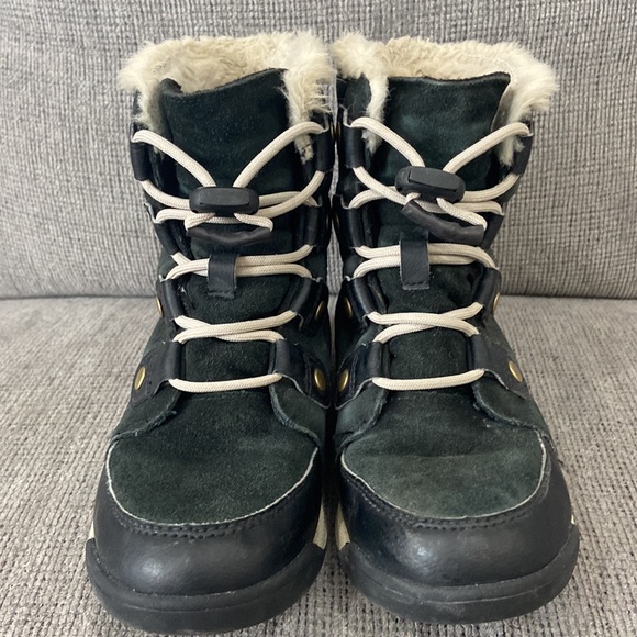 Sorel youth winter suede and leather boot size 2 - Picture 2 of 9